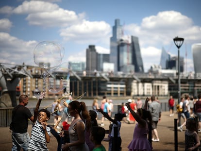 Niños jugando junto al Támesis, en Londres, el 29 de julio.