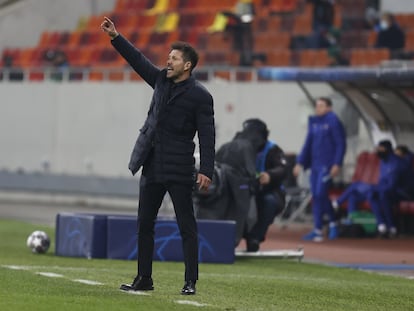 Diego Pablo Simeone da instrucciones durante el Atlético-Chelsea disputado el pasado martes en Bucarest. / (EUROPA PRESS)