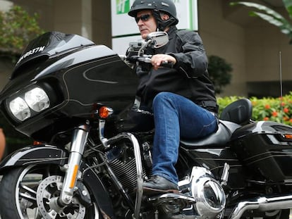 Matt Levatich, consejero delegado de Harley-Davidson, al volante de una moto de la marca. &nbsp;