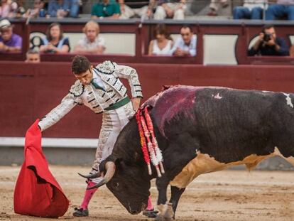 Fernando Robleño y el toro 'Navarro', el pasado 9 de septiembre en Las Ventas.