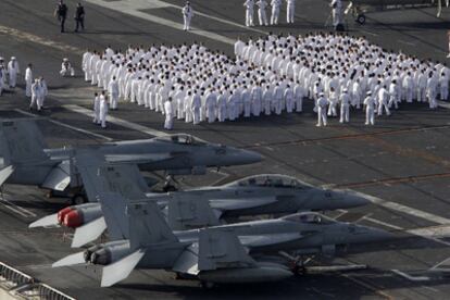 El portaviones 'USS George Washington', poco antes de iniciar las maniobras desde el puerto de Busan, Corea del Sur