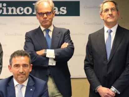 De pie, Borja Pe&ntilde;as de Bustillo (socio de KPMG), Ignacio Eyries (director general de Caser), Jos&eacute; Gabriel Puche (socio de Deloitte). Sentado, &Aacute;lvaro Garc&iacute;a Di&eacute;guez (director general de Abanca Seguros).