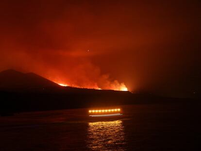 Los guardacostas pasan mientras la lava llega al mar, en una imagen tomada desde el puerto de Tazacorte.