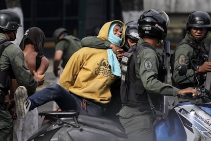 Miembros de la Guardia Nacional Bolivariana detienen a un manifestante el pasado 27 de julio en Caracas.