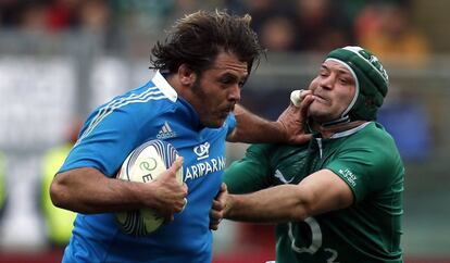 El italiano Andreo Lo Cicero (izquierda) aparta al irlandés Rory Best, que trata de placarle.