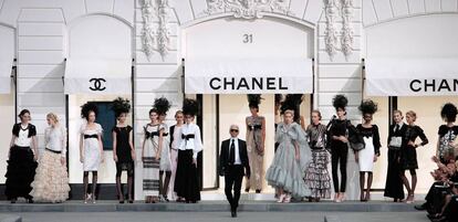 Las modelos del desfile de Chanel posan junto con el Karl Lagerfeld, al final del desfile de primavera-verano 2009 de la Semana de la Moda de París, de 2008.