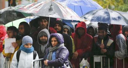 Cola de refugiados en un centro administrativo de Berl&iacute;n.