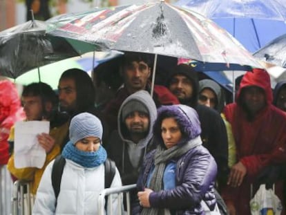 Fila de refugiados em centro administrativo de Berlim.