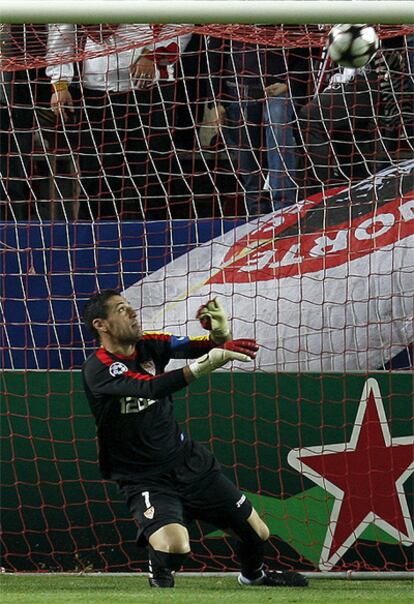 Palop yerra en el despeje de un disparo franco de Keisuke Honda y el Sevilla se complica la eliminatoria (minuto 50) hasta tal punto que no es capaz de remontar y cae eliminado de 'Champions'