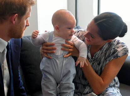 Archie acompañó a sus padres durante la visita al arzobispo Desmond Tutu.