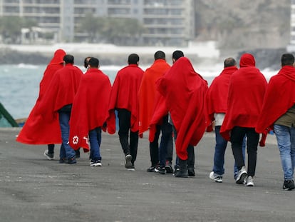 Los supervivientes de una patera rescatada el lunes a 25 kilómetros al sur de Gran Canaria, tras desembarcar.