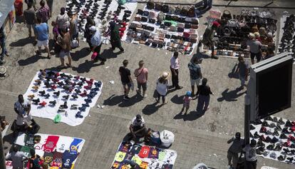 Desenes de manters a la Rambla, a l'agost.