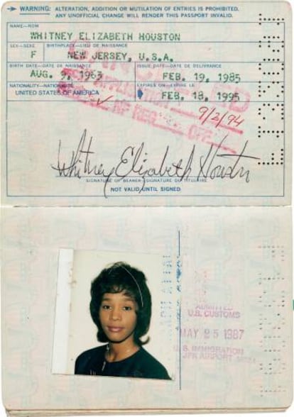 El primer pasaporte de Whitney Houston.