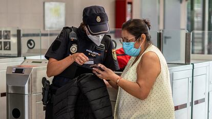 Control policial en la estación de tren de Entrevías, Madrid, para comprobar que se usa el tren por una causa justificada.