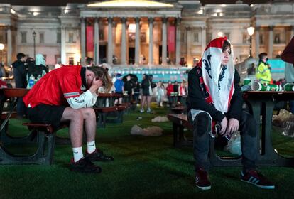 Los aficionados ingleses rmuestran su decepción, después de que Inglaterra pierda la tanda de penaltis contra Italia, en la plaza de Trafalgar donde han visto el partido en una pantalla gigante.