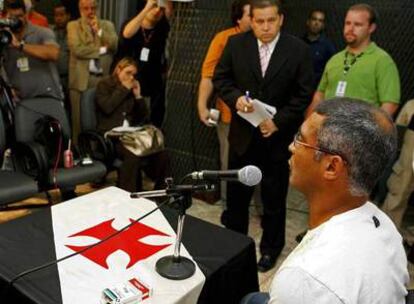 Romario, durante la rueda de prensa en la que anunció su positivo.