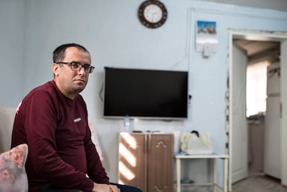 Mehmet Davut, en su casa de una sola habitación, que se construyó en el solar que ocupaba la suya, destruida por el terremoto en el pueblo de Sekeroba (provincia de Kahramanmaras). Padece de una insuficiencia respiratoria aguda por lo que no aguantó en los pequeños contenedores en los que el Gobierno aloja a los damnificados del terremoto, así que decidió levantar esta humilde casa en espera de que le otorguen una de las nuevas viviendas públicas.