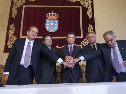 Los protagonistas de la firma del contrato con Pemex, con el presidente de la Xunta en el centro.