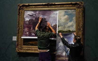 Dos activistas cubren 'La carreta de heno', de Constable, con otra pintura.