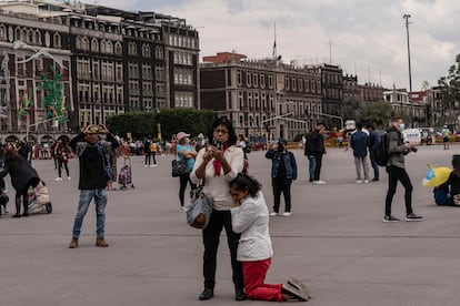 México ha vuelto a temblar un 19 de septiembre. Un terremoto de 7,7 grados ha sacudido el Estado de Michoacán con réplicas en el centro del país. En la imagen, dos mujeres reaccionan al terremoto en Ciudad de México.