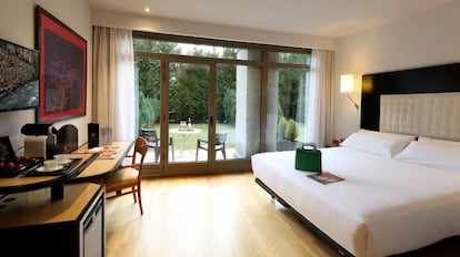 Una de las habitaciones con jardín del hotel Abba Burgos.