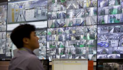 Un trabajador monitoriza la actividad en dos plantas tecnológicas de Samsung Electronics.