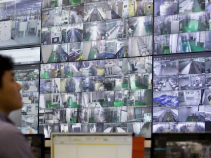 Un trabajador monitoriza la actividad en dos plantas tecnológicas de Samsung Electronics.