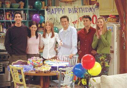 David Schwimmer, Courteney Cox, Jennifer Aniston, Matthew Perry, Matt LeBlanc y Lisa Kudrow durante el rodaje de la serie 'Friends'.
