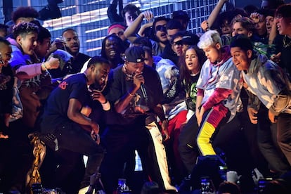 Travis Scott durante su actuación en la ceremonia de los Grammy.