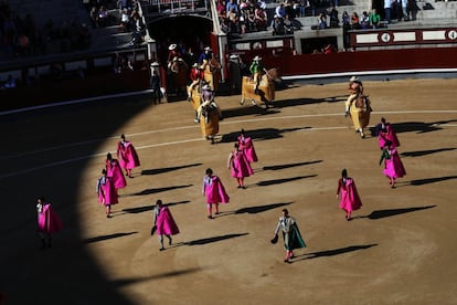 Toreros durante el paseíllo minutos antes de que dé comienzo la Corrida Goyesca en Las Ventas, en mayo de 2016.