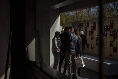 Familiares de una persona fallecida a causa del coronavirus, durante un funeral en un tanatorio de la empresa Mémora, en Girona.