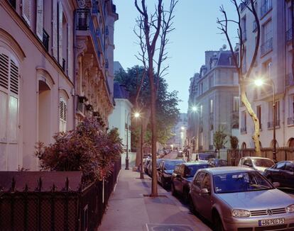 El fotógrafo Christophe Rihet es el autor de este trabajo, desarrollado desde hace años y que amplía periódicamente. En la imagen, la calle de París donde fue encontrado, en el interior de un coche, el cadáver de la actriz Jean Seberg.
