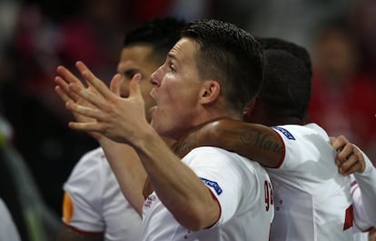 El delantero del Sevilla Kevin Gameiro celebra con sus compañeros tras marcar el gol del empate al portero del Liverpool, Simone Mignolet.