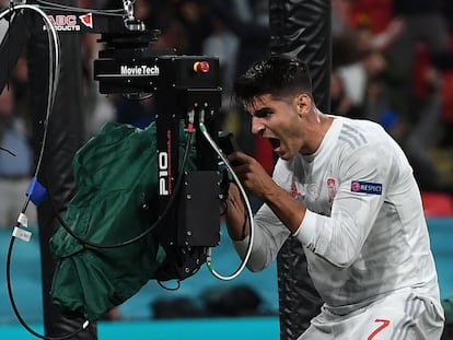 Álvaro Morata celebra ante una cámara el gol del empate de España ante Italia.