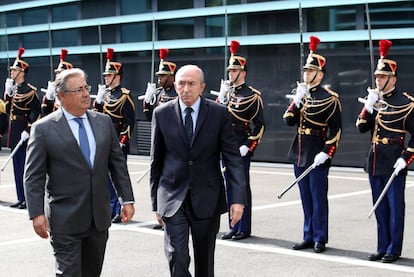 El ministre de l'Interior, Juan Ignacio Zoido, i el seu homòleg francès, Gérard Collomb, passen revista a les tropes aquest dimecres a París.