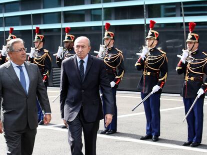 El ministre de l'Interior, Juan Ignacio Zoido, i el seu homòleg francès, Gérard Collomb, passen revista a les tropes aquest dimecres a París.