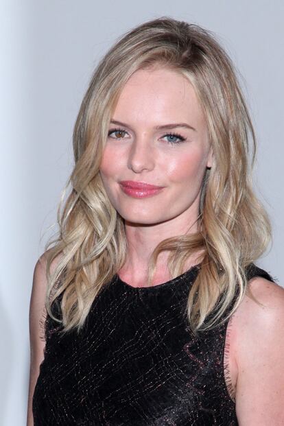 La raya a un lado también queda muy bien con unas ondas naturales como las de Kate Bosworth.