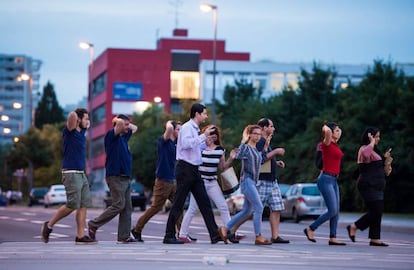 Las personas que se encontraban dentro del centro comercial, son evacuadas con las manos en alto del lugar del tiroteo.