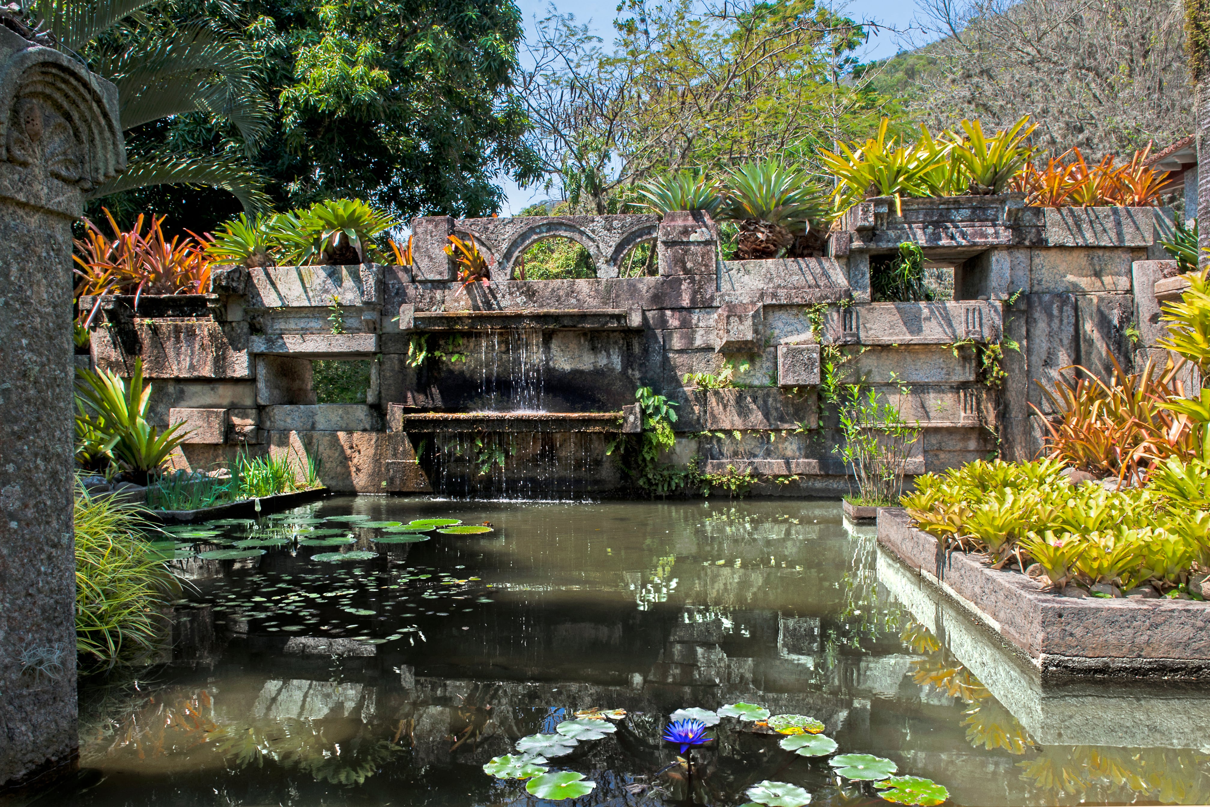Arquitectura y naturaleza se dan la mano en los estanques con elementos escultóricos diseñados por el propio Burle Marx.
