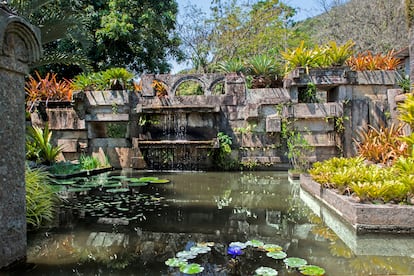 Arquitectura y naturaleza se dan la mano en los estanques con elementos escultóricos diseñados por el propio Burle Marx.
