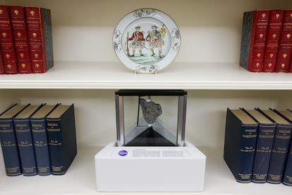 Una muestra de roca lunar de la misión Apolo 17 comparte espacio con obras escritas por George Washington y Nathaniel Hawthorne en el Despacho Oval.