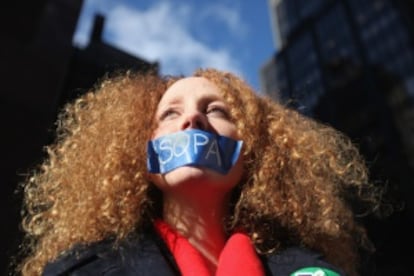 Una mujer protesta contra las leyes &#039;antipirater&iacute;a&#039; de EE UU.