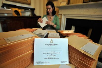 Una empleada de Buckingham Palace prepara las tarjetas para la boda del príncipe Guillermo.