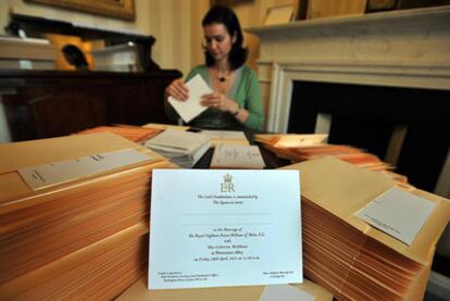 Una empleada de Buckingham Palace prepara las tarjetas para la boda del príncipe Guillermo.