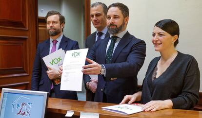 El líder de Vox, Santiago Abascal, este lunes en el Congreso rodeado de Iván Espinosa de los Monteros, Javier Ortega y Macarena Olona.