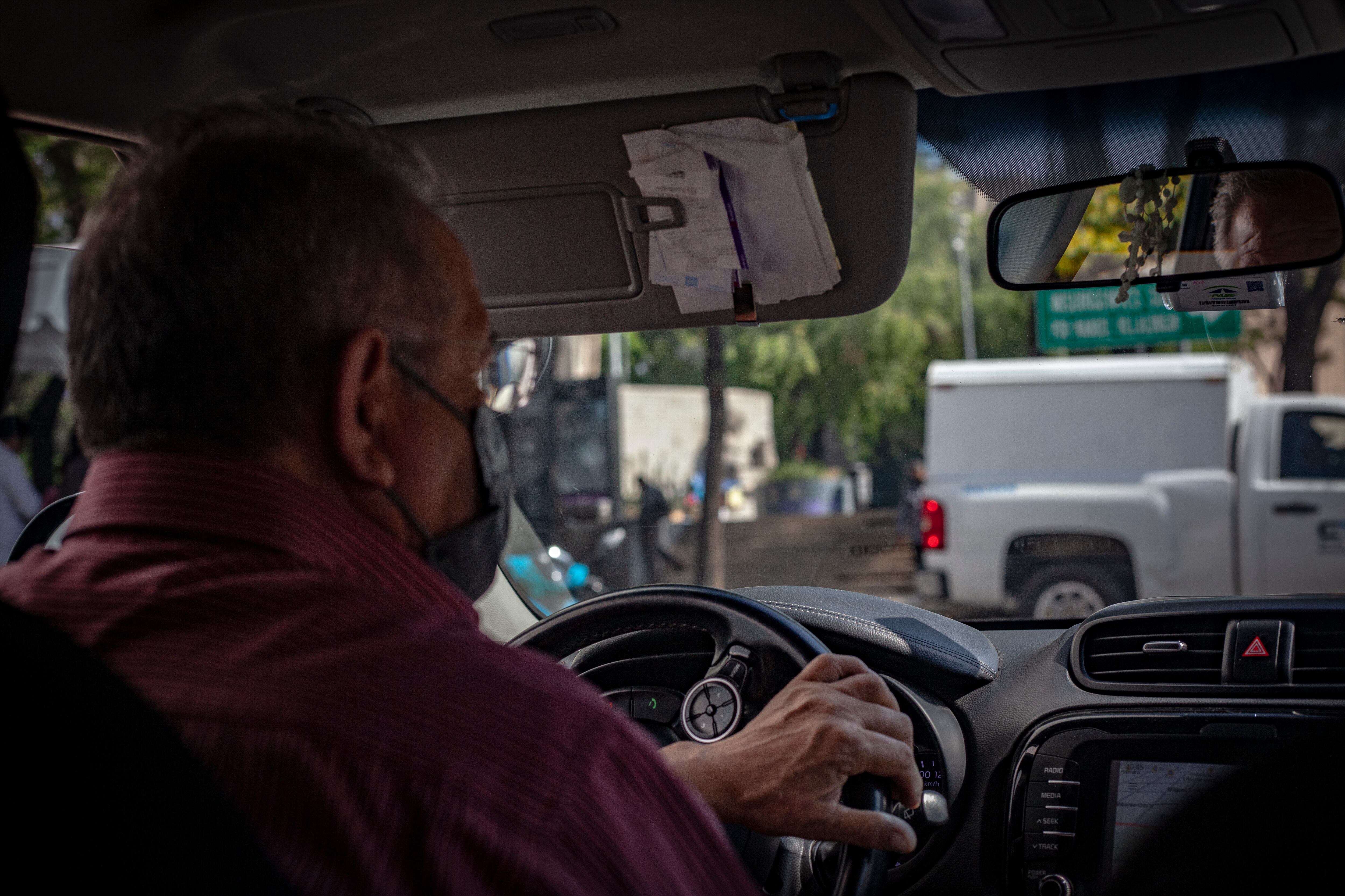 Adrián García, un chófer de aplicaciones, conduce su auto en Ciudad de México.