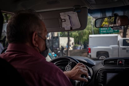 conductor David Meza trabaja en su taxi durante la contingencia