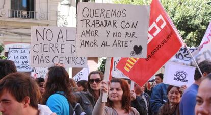 Protesta de los trabajadores de centros de discapacitados ante el Palau de la Generalitat.