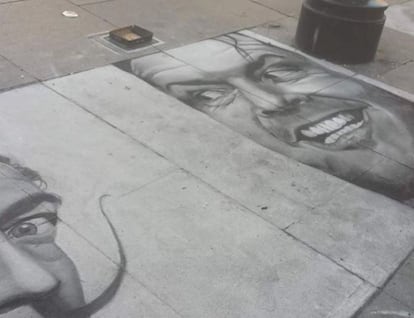 En el suelo de una de las calles de Sevilla, la artista dibuja el retrato del actor estadounidense Jack Nicholson.