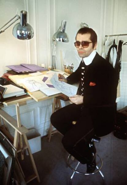 Karl Lagerfeld, en su estudio en 1979.